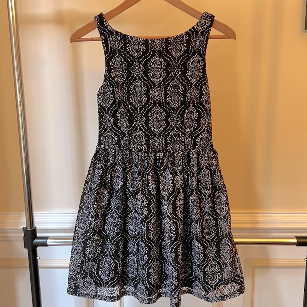 Xhilaration, women’s petite/small, black and white patterned dress.
